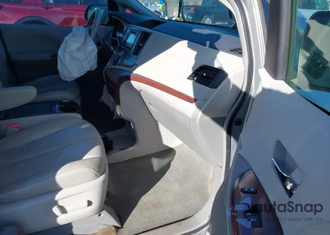 2014 Toyota Sienna Xle V6 8 Passenger z USA, uszkodzony, nr VIN 5TDYK3DC5ES451710